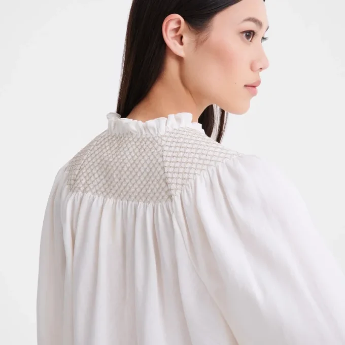 Ecru – Bluse mit gesmoktem Schleier