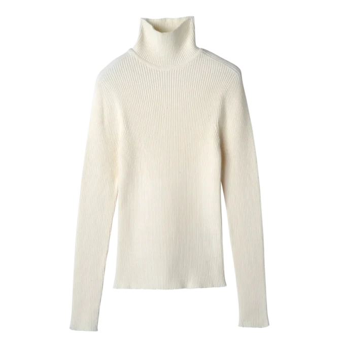 Eng anliegender Pullover mit hohem Kragen