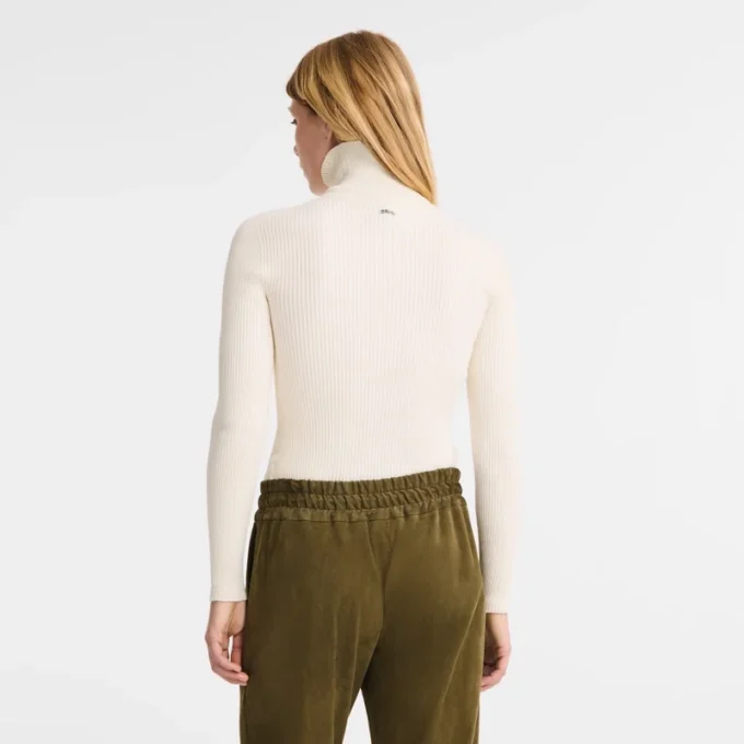 Eng anliegender Pullover mit hohem Kragen