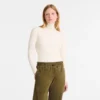Eng anliegender Pullover mit hohem Kragen