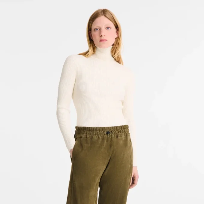 Eng anliegender Pullover mit hohem Kragen