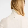 Eng anliegender Pullover mit hohem Kragen