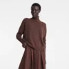 Kaffee – Strickpullover mit hohem Kragen
